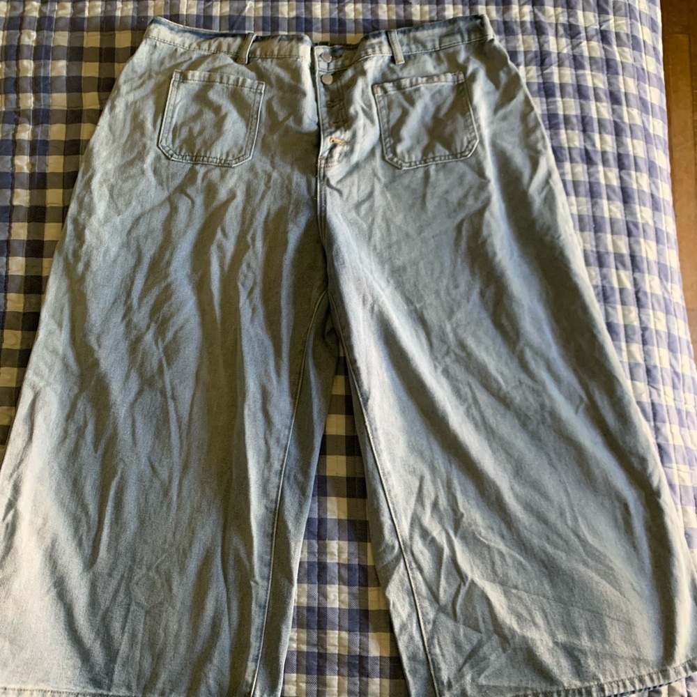 Capris - Picture 9 of 10
